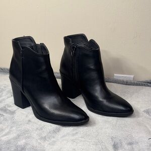 Qupid Snatch-19 Black Smooth Leather Pointed Toe Booties - Size 7 EUC